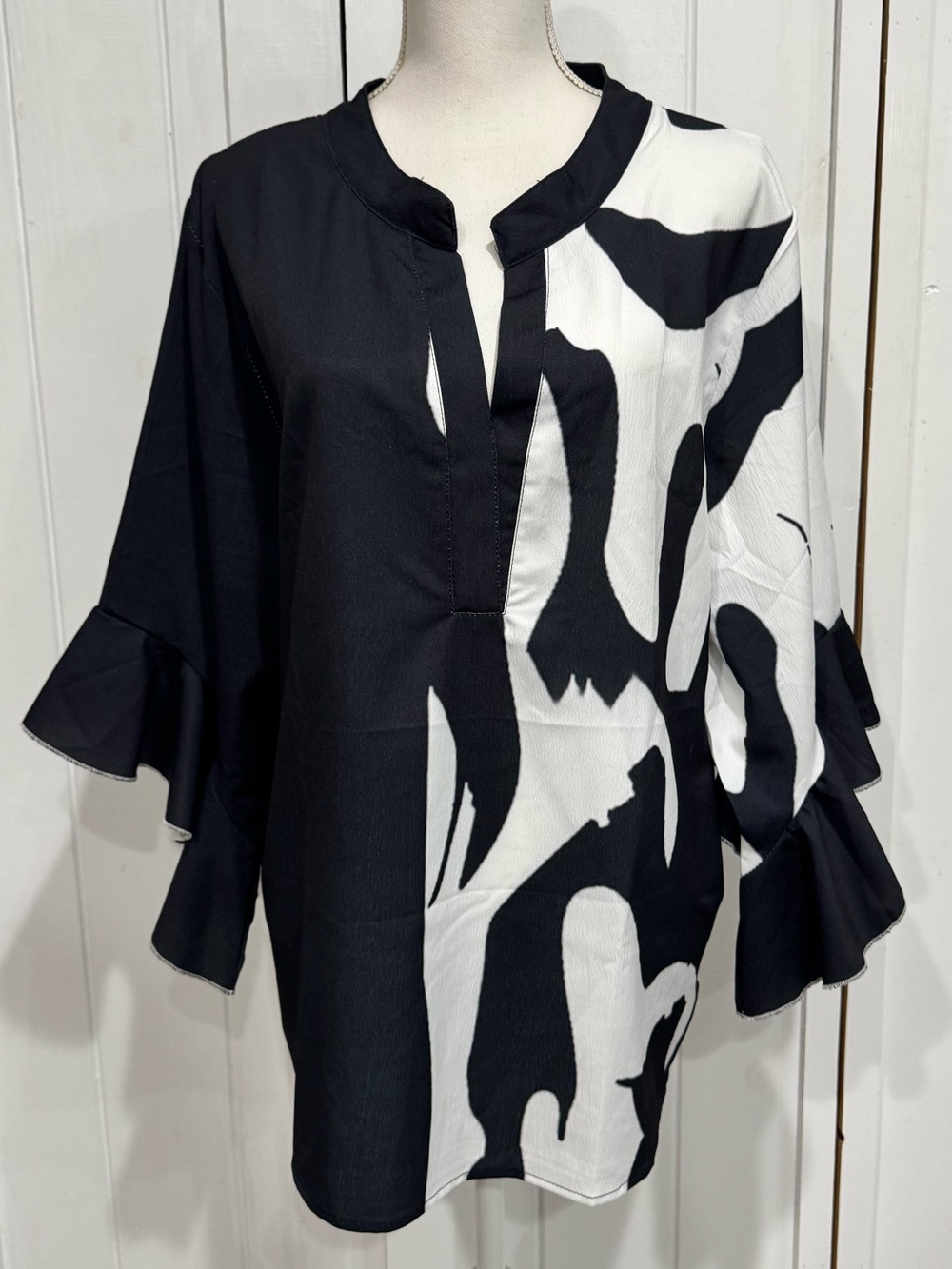 NEW Black & White Abstract Ruffle Sleeve Women's Top